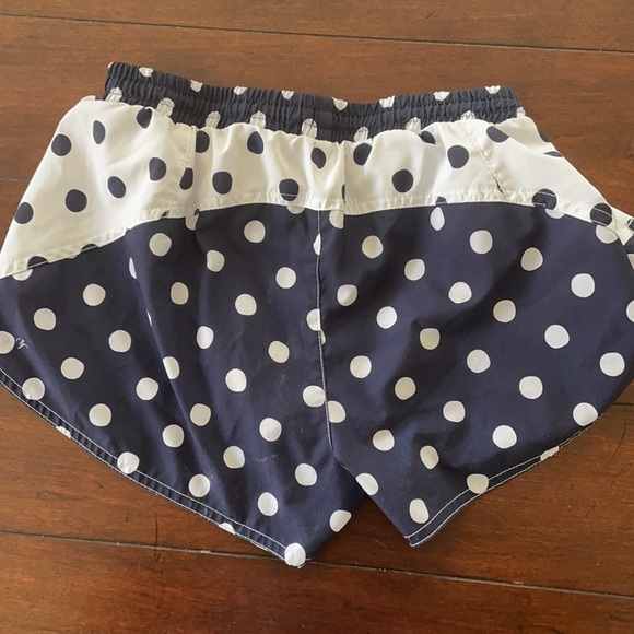 Old navy white and navy polka dot shorts! - Picture 2 of 4